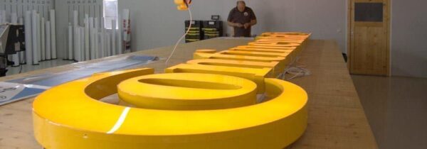 Leuchtwerbung montieren wir auch in 30 m Höhe – hier für Continental Contitech Leuchtwerbung montieren wir auch in 30 m Höhe – hier für Continental Contitech