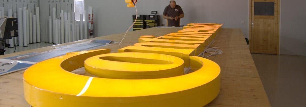 Leuchtwerbung montieren wir auch in 30 m Höhe – hier für Continental Contitech