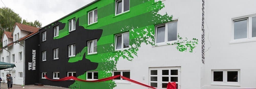 Neue Fassade im Corporate Design für das Jugend-Fußball-Leistungszentrum Neue Fassade im Corporate Design für das Jugend-Fußball-Leistungszentrum