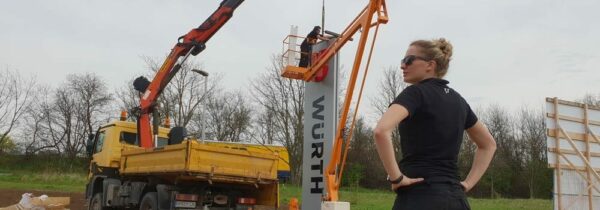 Montage der Pylone und Leuchtwerbung für Würth Mühlhausen Montage der Pylone und Leuchtwerbung für Würth Mühlhausen